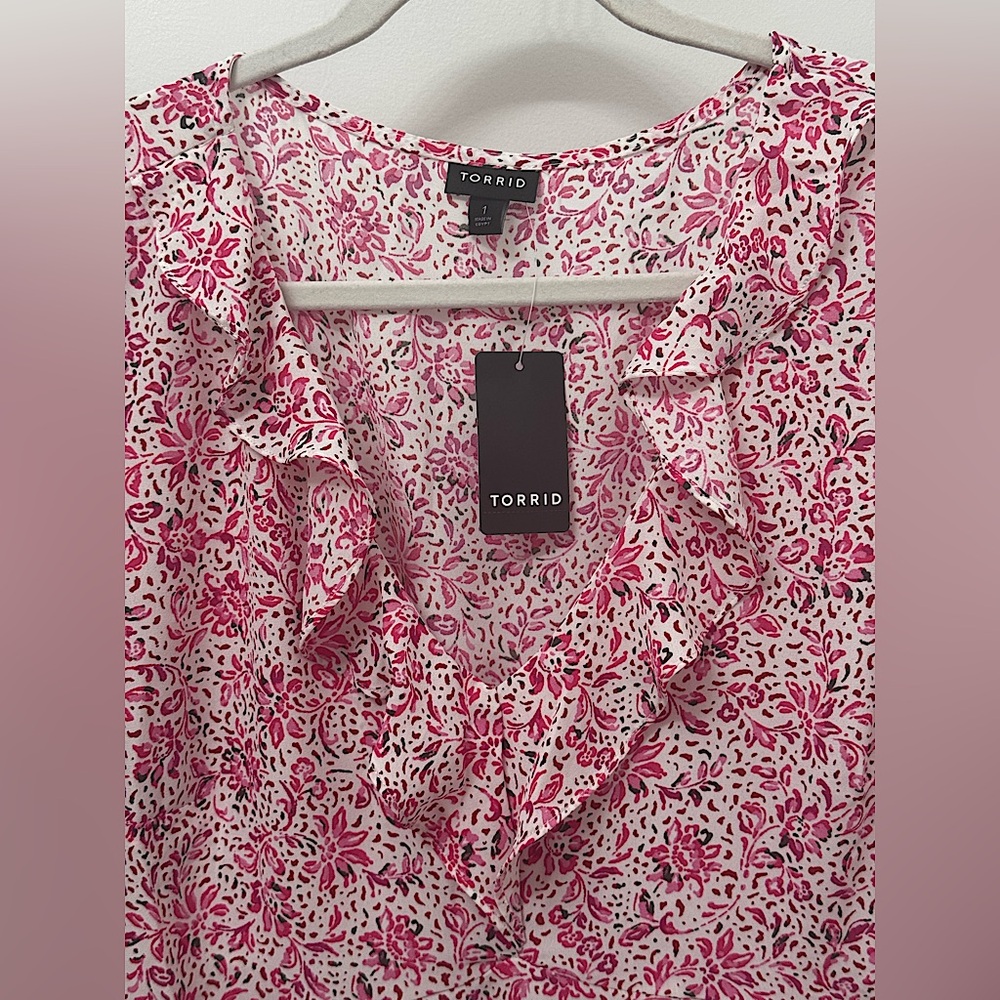 NWT Torrid Georgette Flutter V neck blouse “pretty Jacobien ditsy whisper white” - Picture 4 of 9
